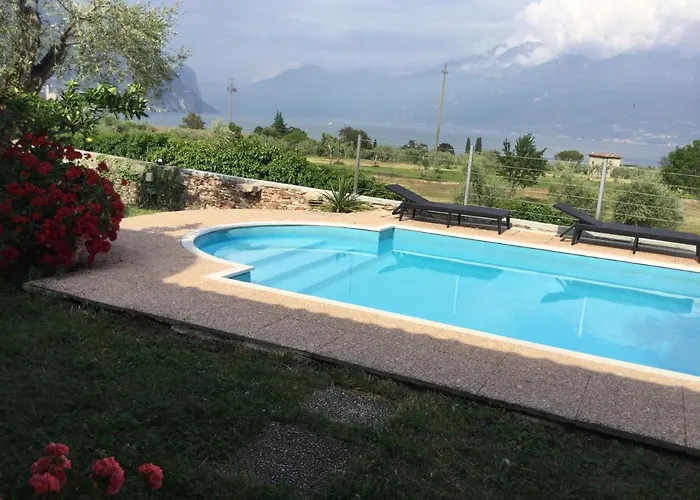 Corneghe With Pool Vila *